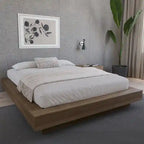 Base de cama baja de roble rubio natural / roble marrón — King, para 2 personas